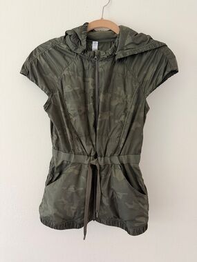 Lululemon Spring Fling puffy vest - lotus camo green - size 4